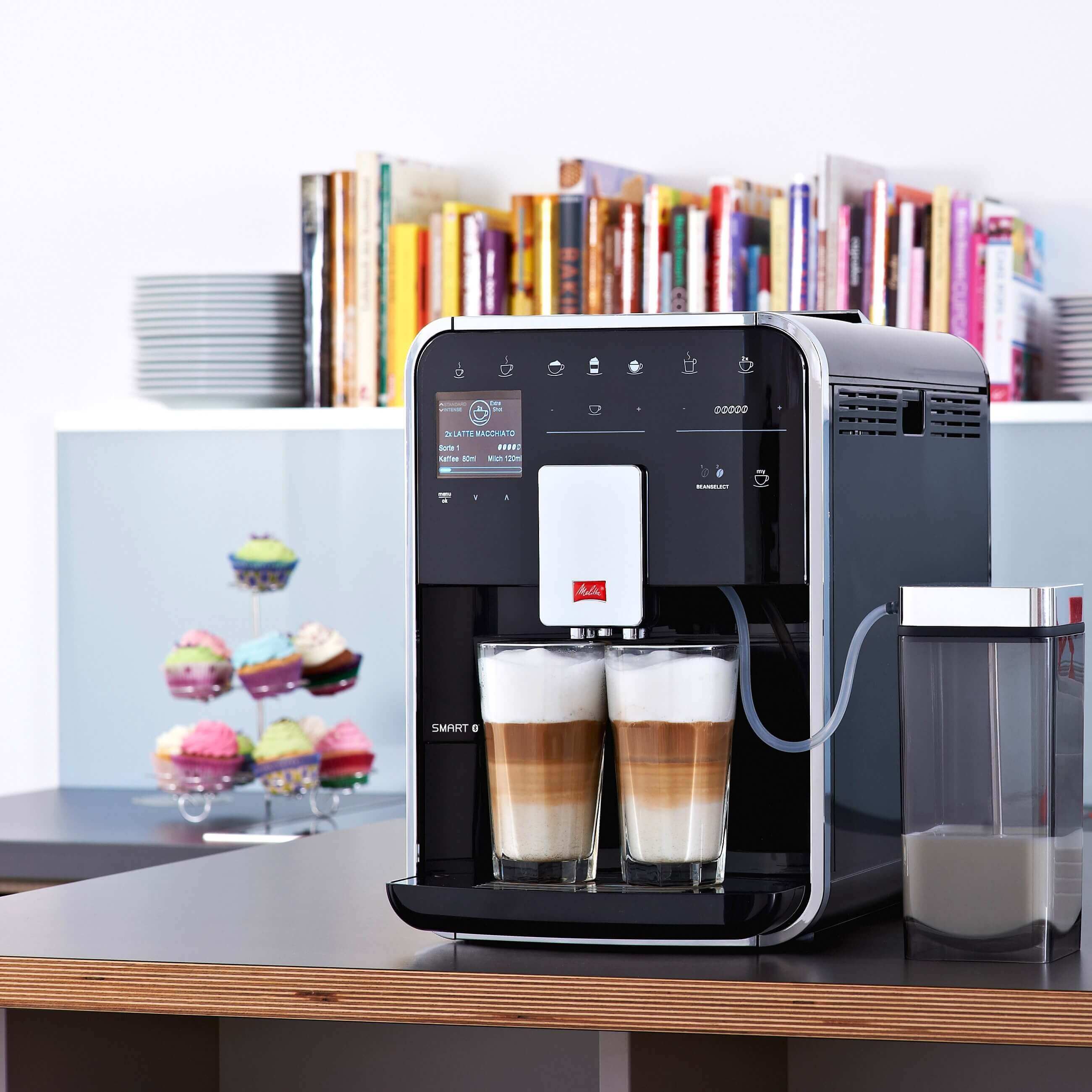 Melitta Caffeo Solo Vollautomat mit Cupcakes