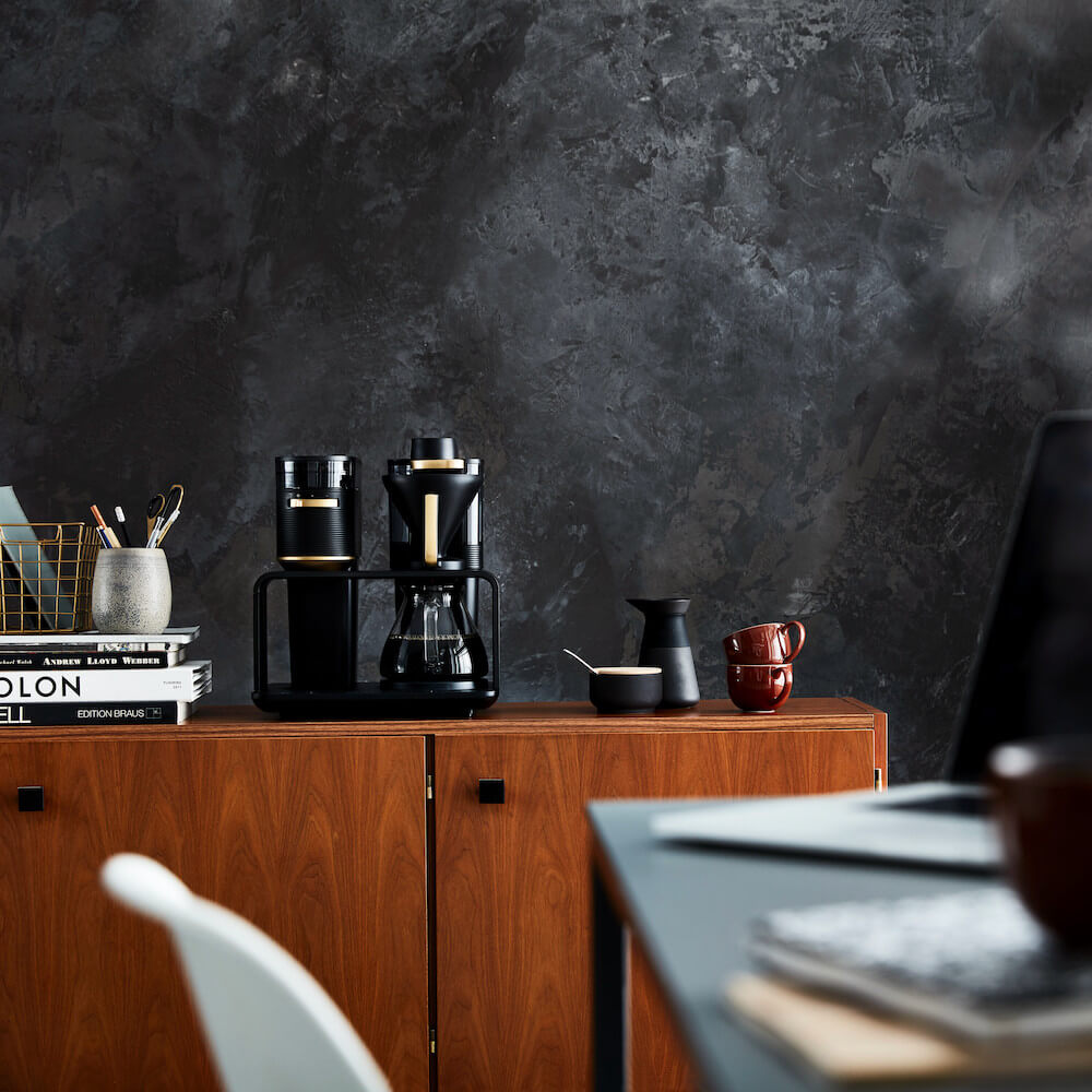 Melitta Epos Filterkaffeemaschine in Schwarz und Gold auf Tisch