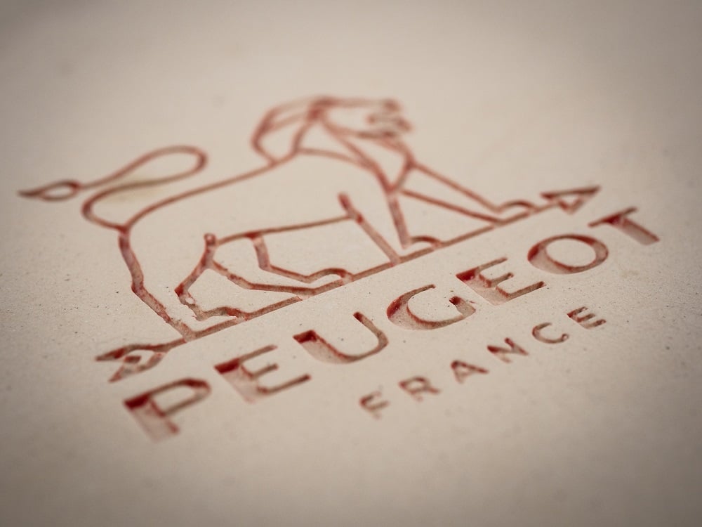 Peugeot France Logo gestanzt in Holz Peugeot France Logo gestanzt in Holz