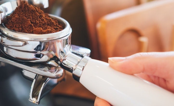 Kaffeemuehle neben Siebtraegermaschine Kaffeemuehle neben Siebtraegermaschine