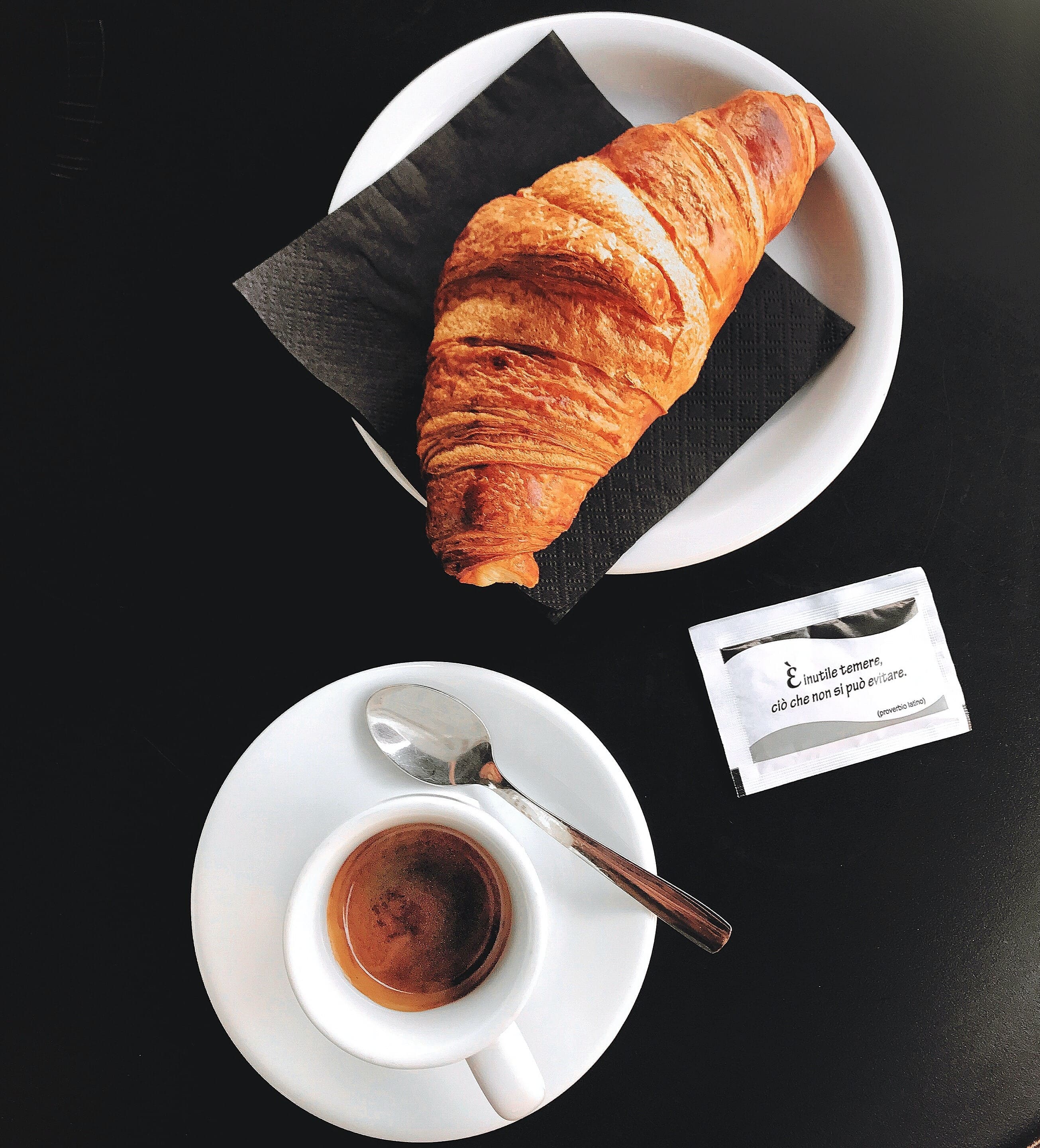 Espresso mit Croissant