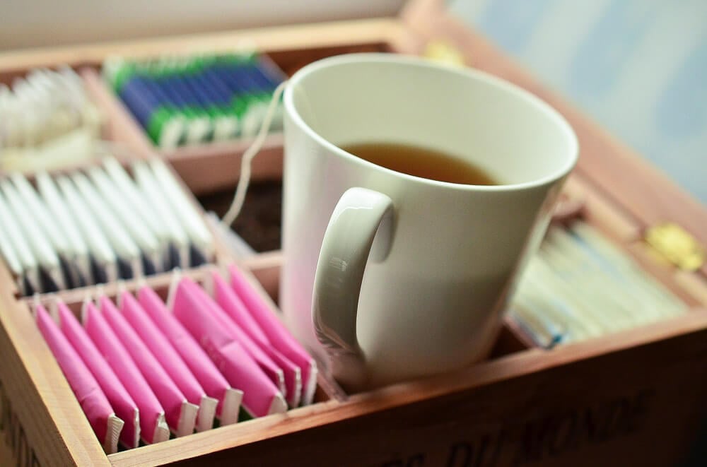 Verschiedene Teesorten und eine Tasse