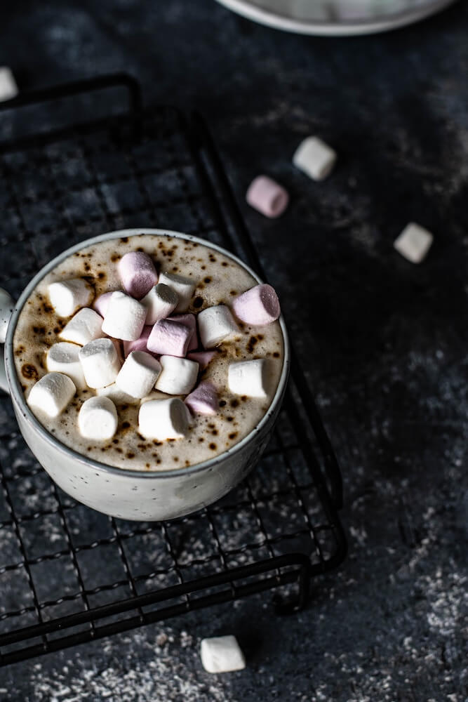 Marshmallows auf der Trinkschokolade