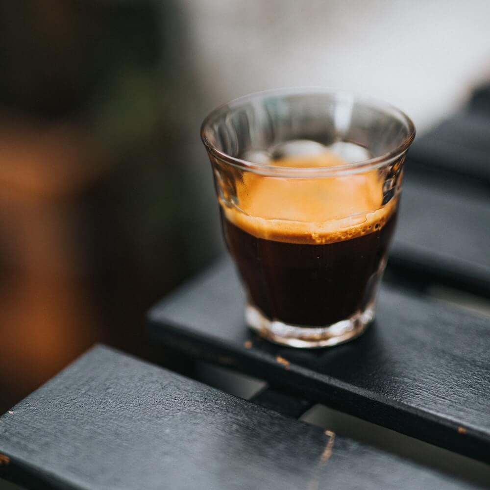 frischer Espresso mit Crema im Glas