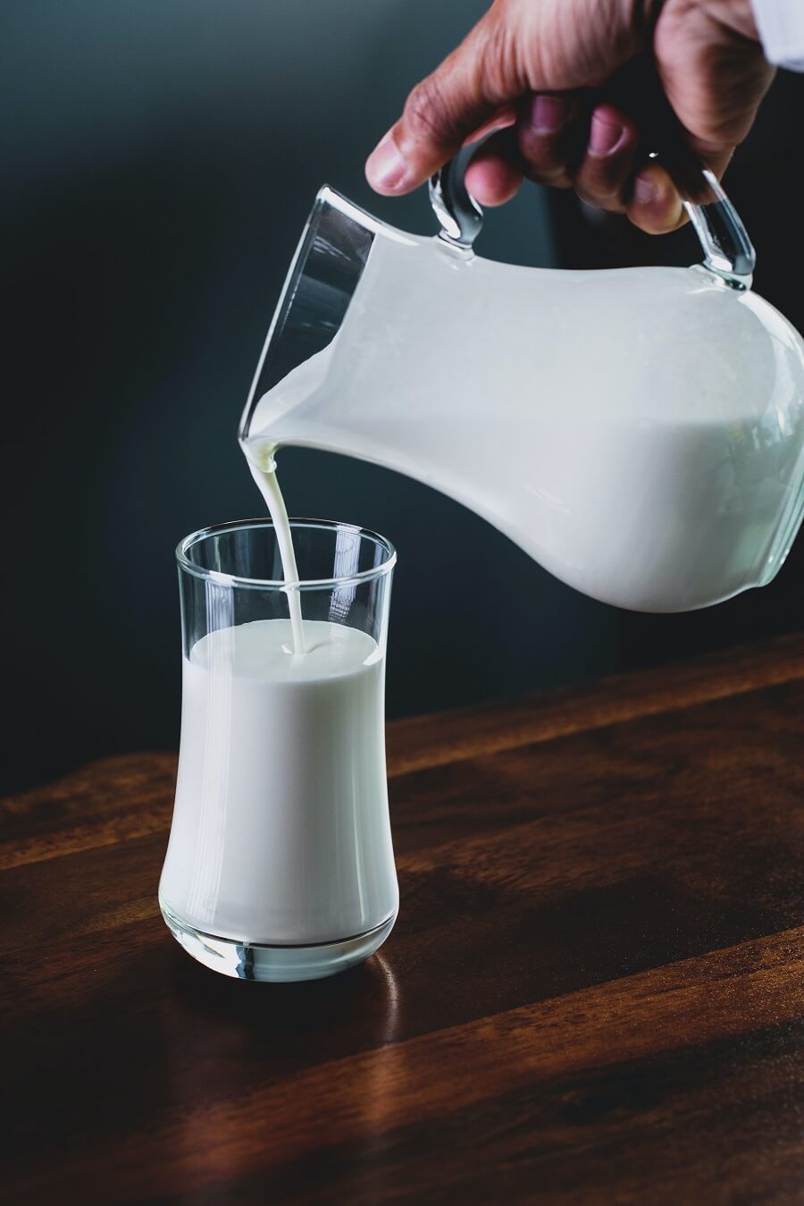 Weihenstephan Milch wird in Glas gegossen