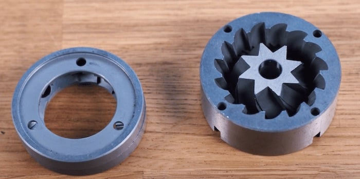 Scheibenmahlwerk und konisches Mahlwerk von Kaffeemuehle auf Tisch Scheibenmahlwerk und konisches Mahlwerk von Kaffeemuehle auf Tisch