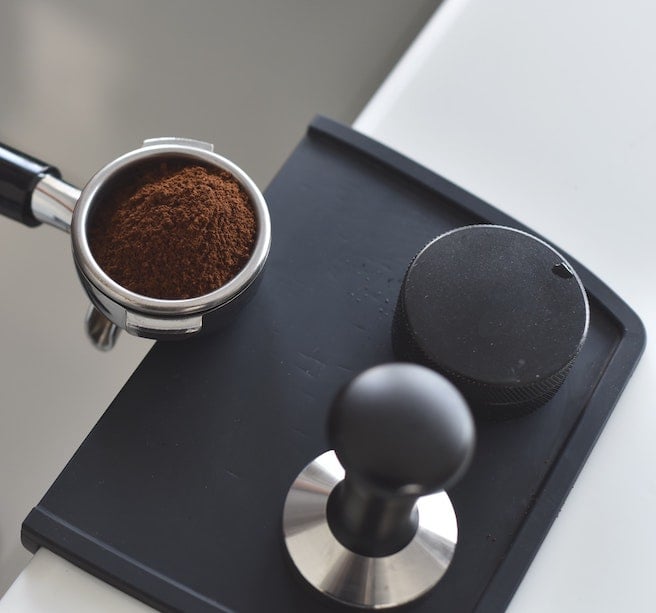 siebtraegermaschine mit mahlwerk frisches kaffeepulver in siebtraeger siebtraegermaschine mit mahlwerk frisches kaffeepulver in siebtraeger