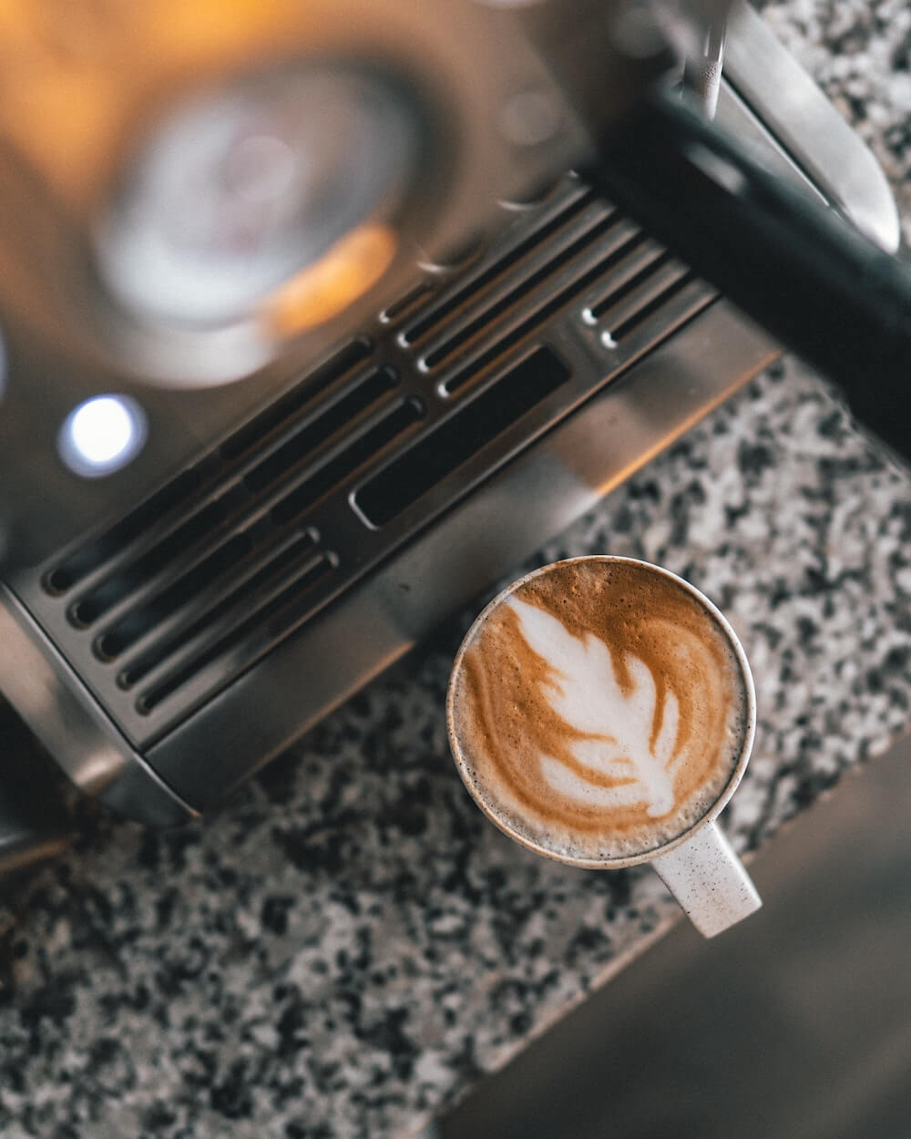 Kaffeemaschine mit frischem Kaffee in Tasse Kaffeemaschine mit frischem Kaffee in Tasse
