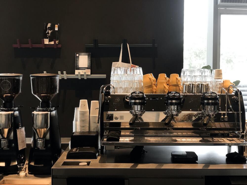 Kaffeemaschine und Kaffeemühle auf Coffeestation Kaffeemaschine und Kaffeemühle auf Coffeestation