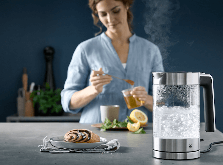 Wasserfilter mit kochendem Wasser auf Tisch