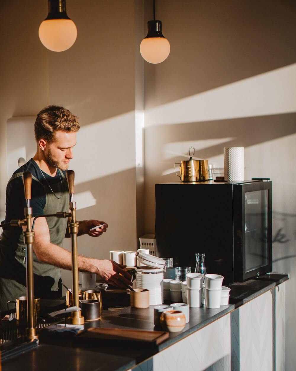 Barista bereitet Kaffee zu Barista bereitet Kaffee zu