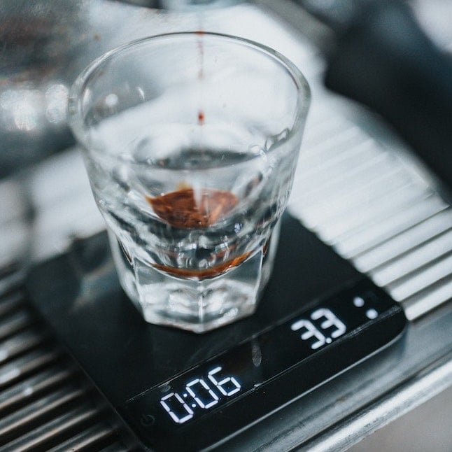 Kaffeewaage mit Espressoglas auf Siebträgermaschine Kaffeewaage mit Espressoglas auf Siebträgermaschine