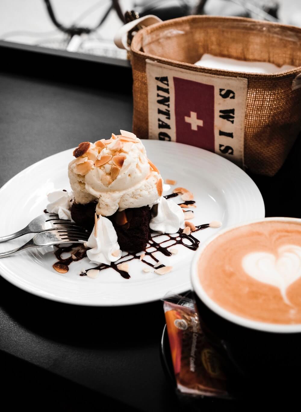 Schweizer Kuchen und Café Crème