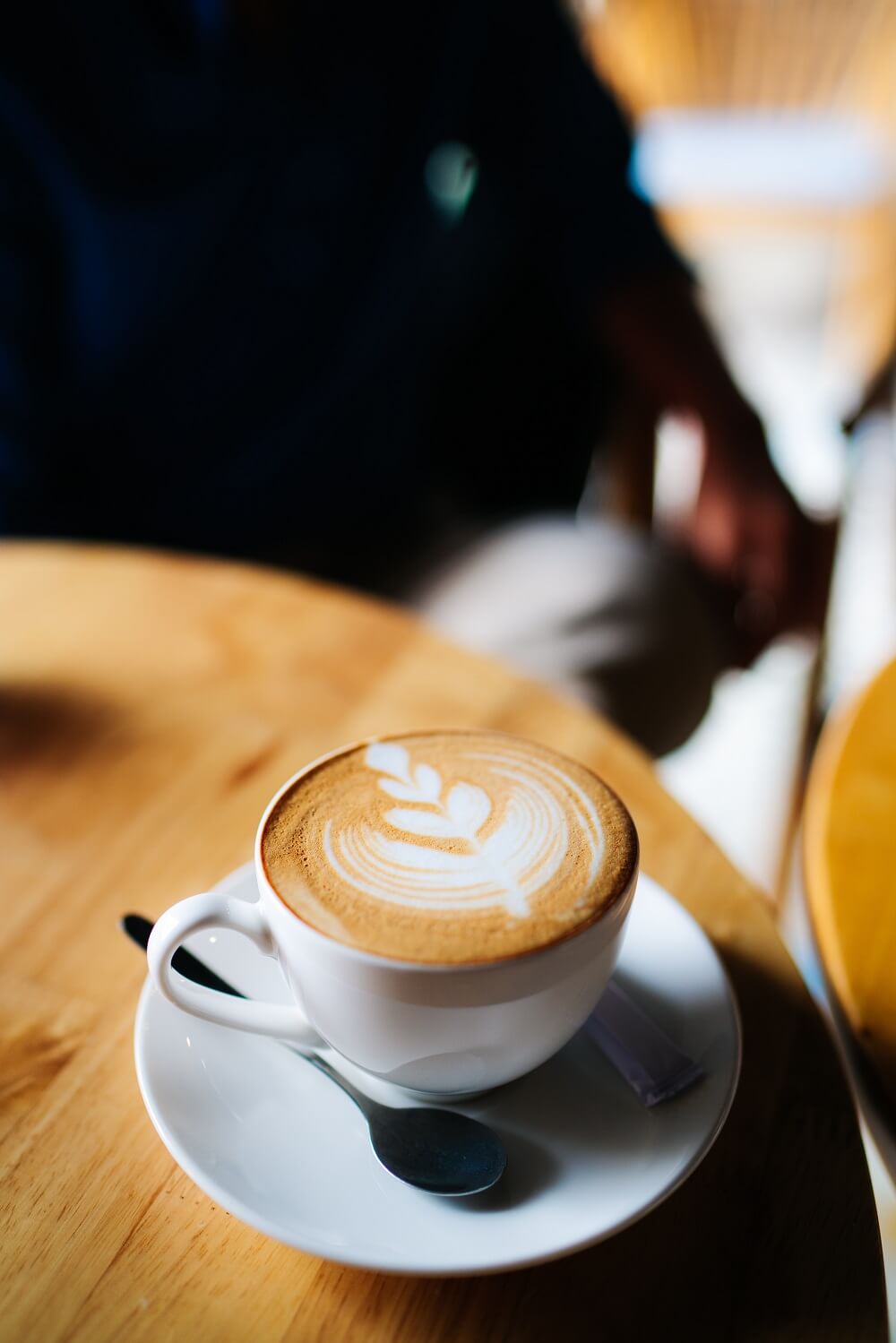 Cappuccino in weißer Tasse