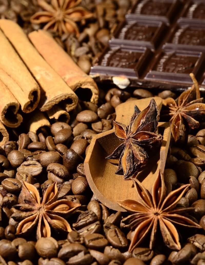 Kaffeebohnen, Zimt, Nelken und Schokolade