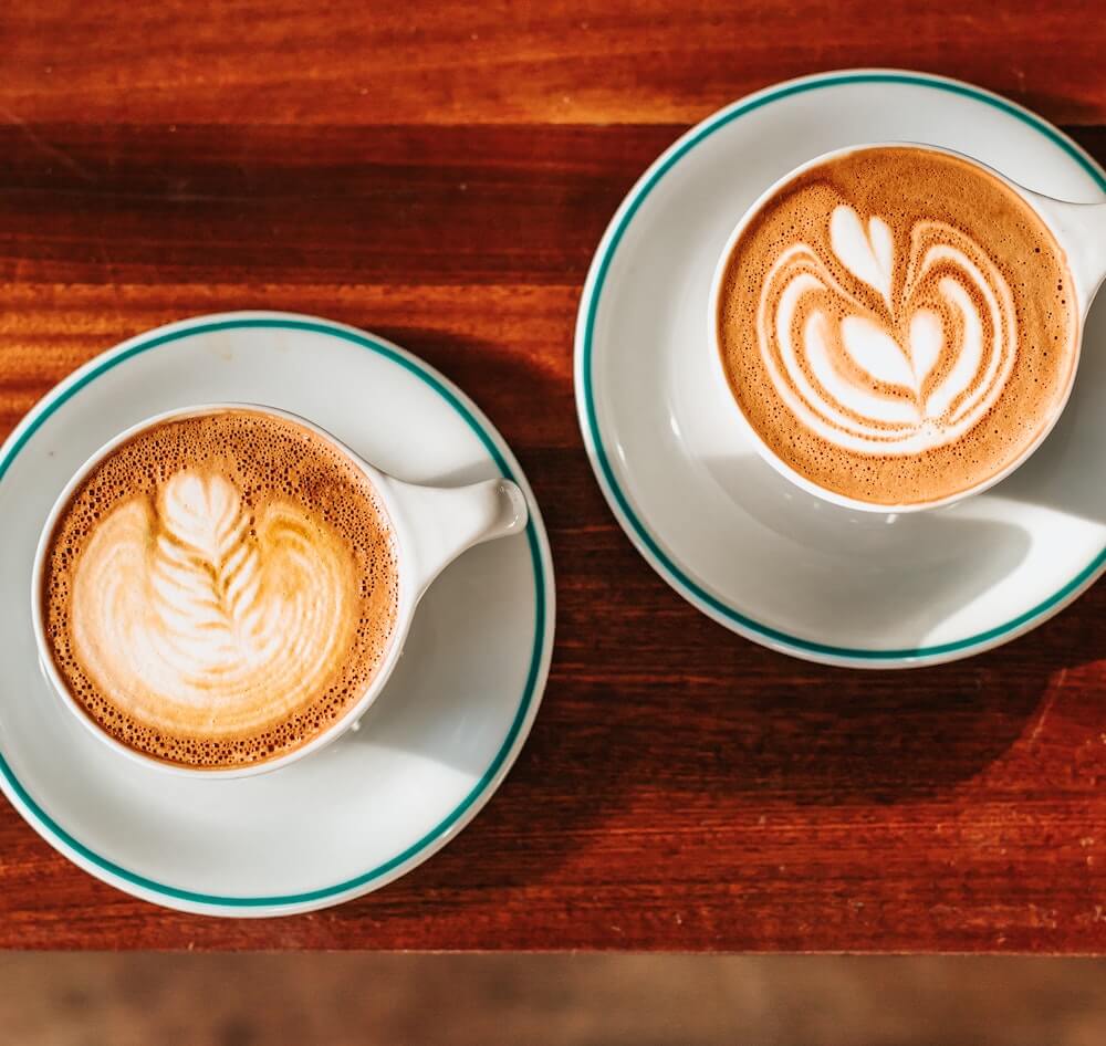 Kaffee mit Milch aus Vollautomat mit Milchschaum Funktion Kaffee mit Milch aus Vollautomat mit Milchschaum Funktion