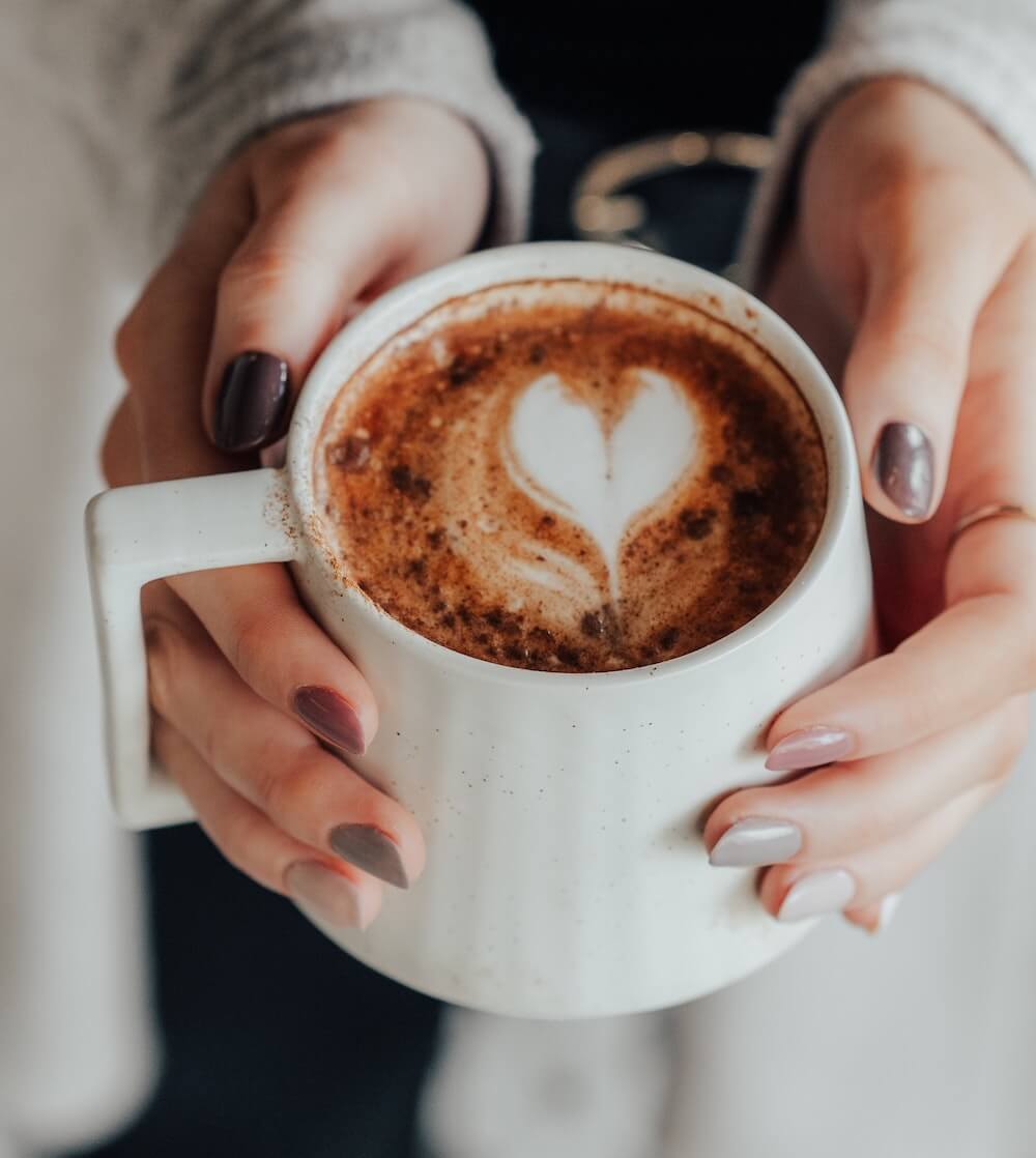 Kakao aus dem Kaffeevollautomaten in Tasse Kakao aus dem Kaffeevollautomaten in Tasse