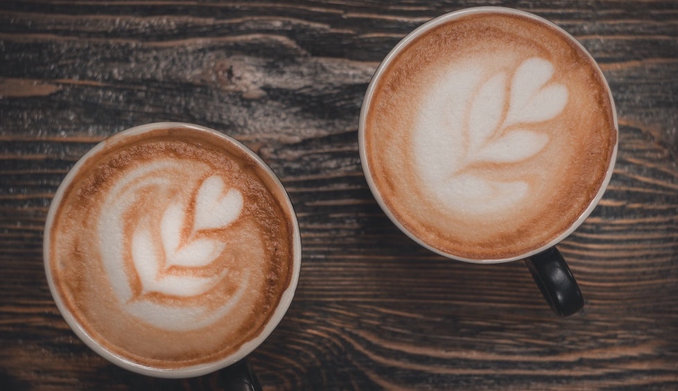 kaffeezubereitung als cappuccino in tassen