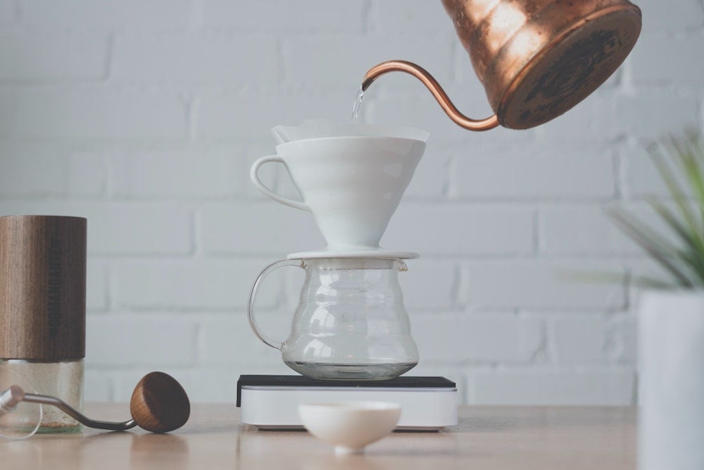 Comandante manuelle Handkaffeemühle neben Filterkaffee Comandante manuelle Handkaffeemühle neben Filterkaffee