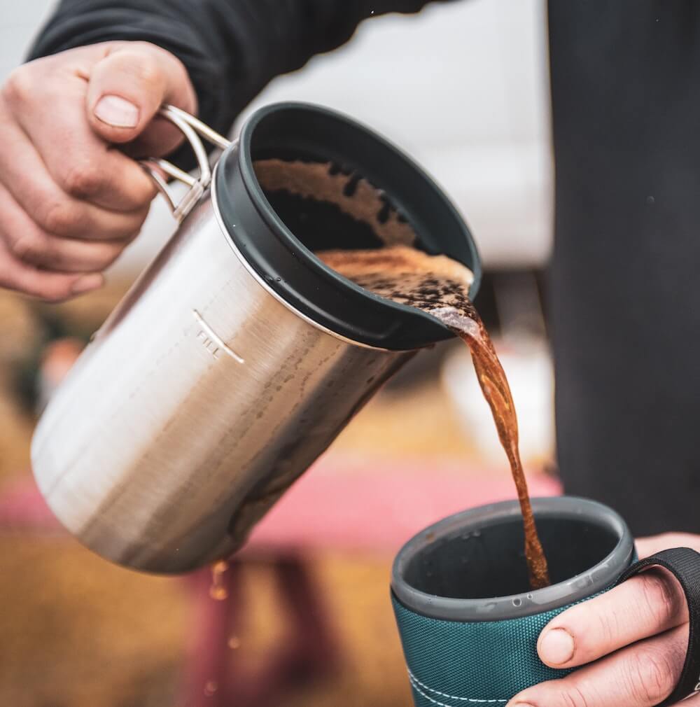 Kaffee für unterwegs wurde mit manueller Handkaffeemühle gemahlen