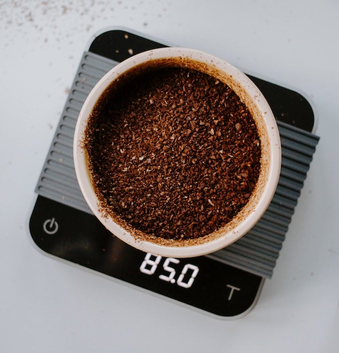 frisches Kaffeemehl auf Kaffeewaage