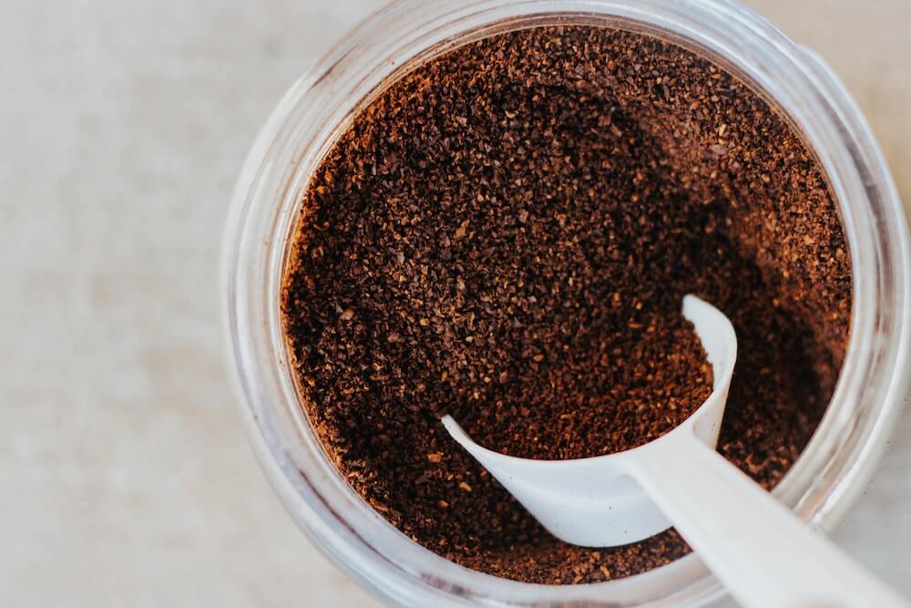 frisches Kaffeemehl mit der manuellen Handkaffeemühle gemahlen