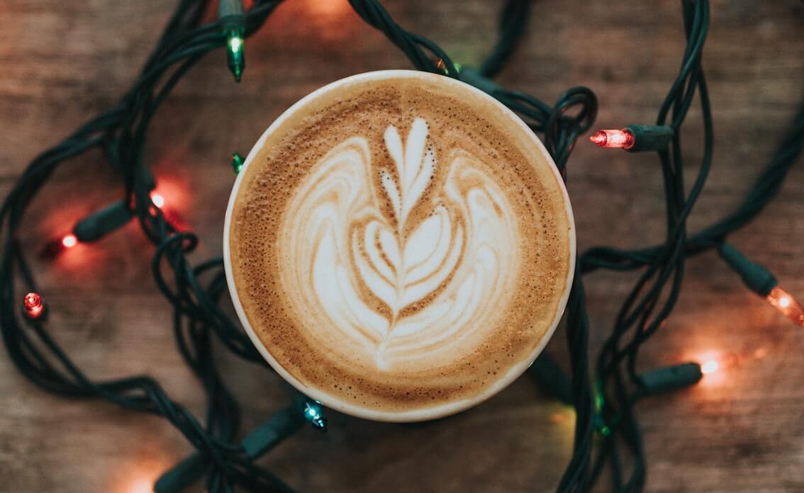 Cappuccino neben Lichterkette Weihnachtssüßigkeiten online kaufen