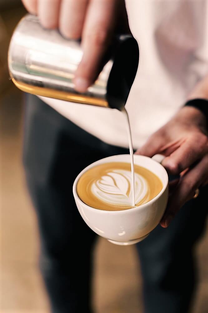 Cappuccino Latte Art mit Milchkännchen