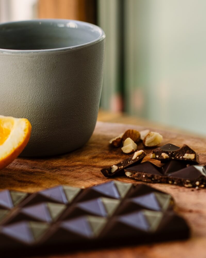 Schokolade neben Tasse